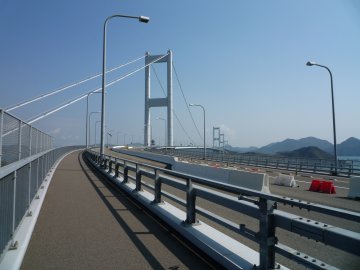 来島海峡大橋上